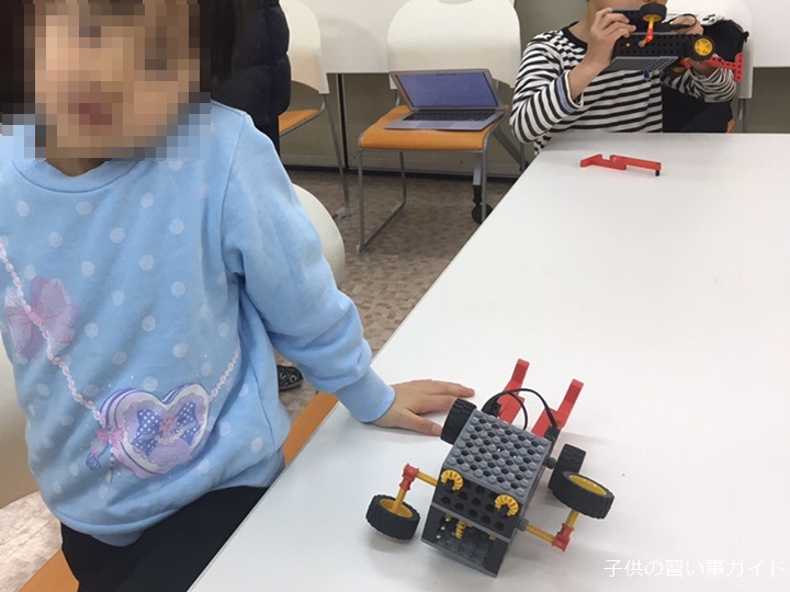 子供のロボット教室の習い事の様子
